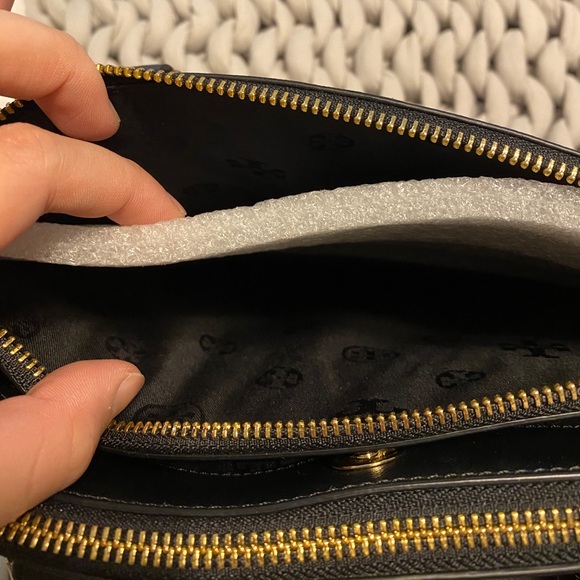 Tory Burch double zip Robinson stitched tote - Picture 7 of 9